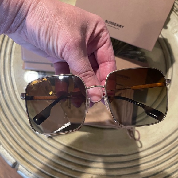 Burberry sunglasses - Picture 14 of 14